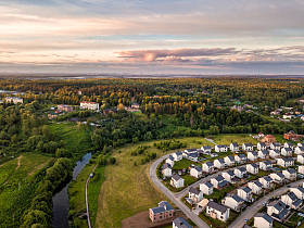 村庄坐落在河边生态清洁绿色的地方. 