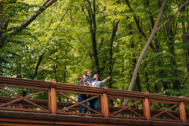 花時(shí)間在一起的跨種族家庭圖片