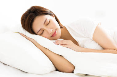 年輕漂亮的女人睡在床上
