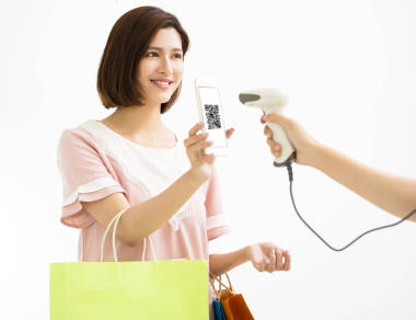 年輕女子用 qr 代碼智能手機支付