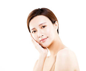 年轻女人美丽的脸肖像上白色孤立