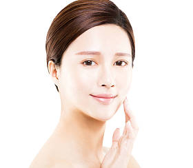 年轻女人美丽的脸肖像上白色孤立