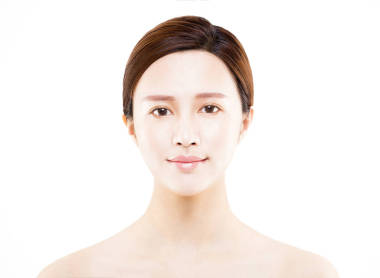 年轻女人美丽的脸肖像上白色孤立