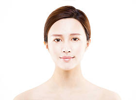 年轻女人美丽的脸肖像上白色孤立