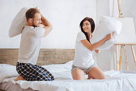 激动的千年的男朋友和女朋友扔枕头