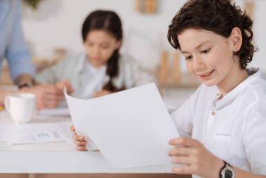 男孩讀信息打印輸出圖片