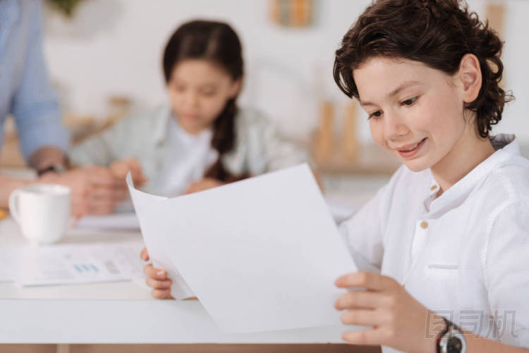 男孩讀信息打印輸出圖片