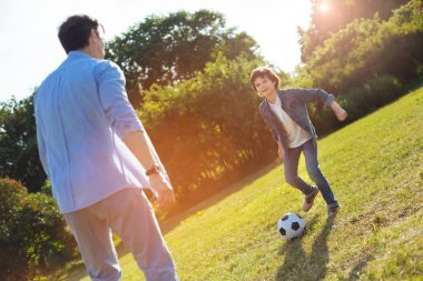 迷人的情感男孩興奮的游戲圖片
