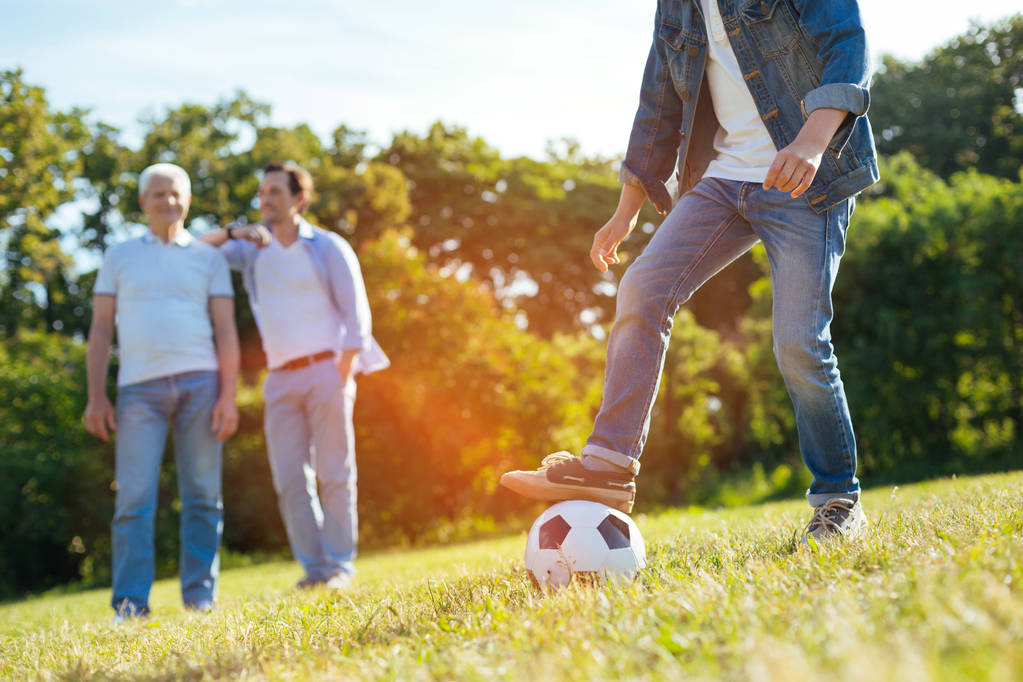 树上一代的男人有一个家庭的周末 树上一代的男人有一个家庭的周末