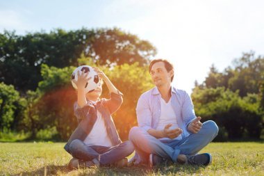 殷勤和藹的爸爸準(zhǔn)備接球