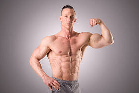 适合肌肉乔装孤立在灰色的背景上