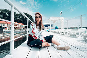 年轻漂亮的女孩，在码头上摆姿势