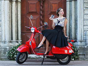 与踏板车有吸引力的年轻女孩照片