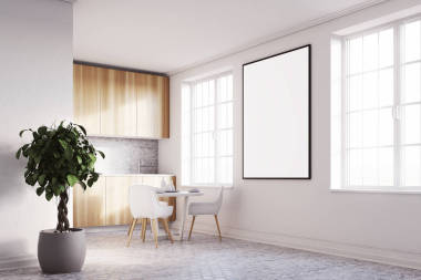 一張海報，木臺面的白色廚房圖片