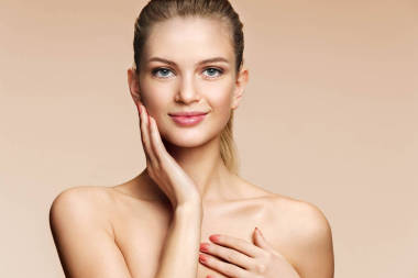 面帶微笑化著自然妝容的美女看著鏡頭