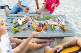 夏季海滩野餐喝玫瑰酒的年轻朋友