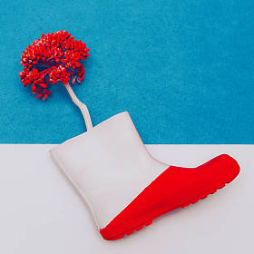 橡胶靴和花。极少主义艺术