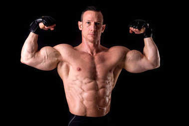 戰(zhàn)士站在手套