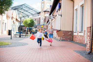 孩子們用購物袋運行圖片