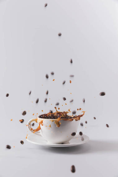 下降的咖啡粒咖啡杯子