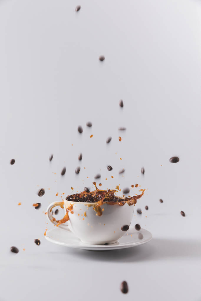 下降的咖啡粒咖啡杯子