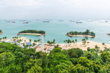 在圣淘沙島的熱帶海灘鳥瞰圖圖片