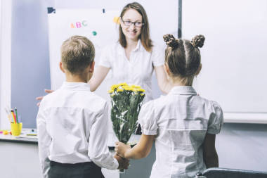 漂亮的孩子學校兒童與教師的花朵