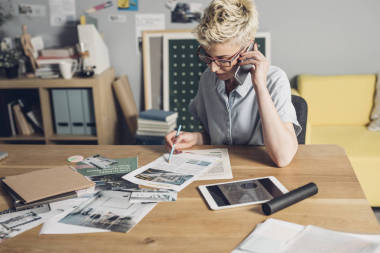 在办公室工作的年轻设计师图片