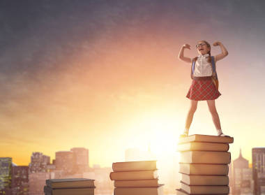 站在書(shū)上的孩子