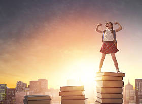 站在书上的孩子