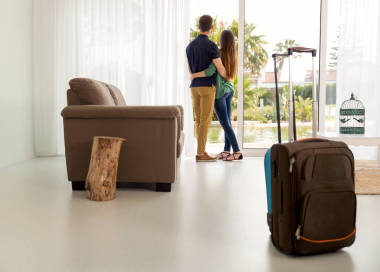 对夫妇抵达酒店 图片