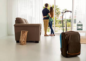 对夫妇抵达酒店 图片