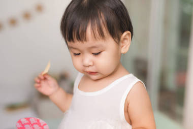 小女孩吃餅乾 圖片