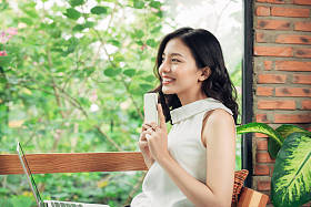使用智能手机的妇女图片