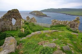 在北部的特半岛，背景废墟中邓塔姆城堡与 Tulm 岛，斯凯，高地，苏格兰，英国