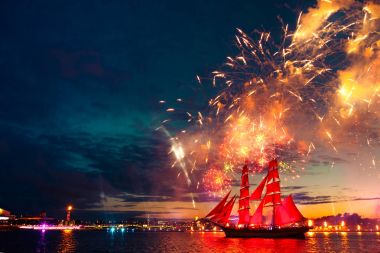 缤纷的礼花和红帆的船.照片 缤纷的礼花和红帆的船.照片