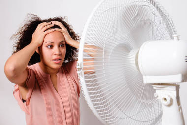 感覺到熱的黑女人圖片