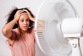 感觉到热的黑女人图片