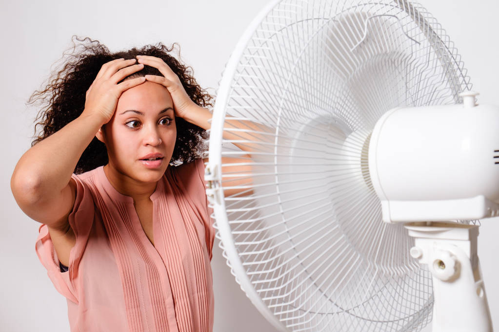 感觉到热的黑女人图片 感觉到热的黑女人图片