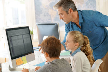 孩子们在计算机实验室