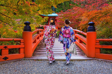 在傳統(tǒng)的日本和服，走在京都，日本婦女