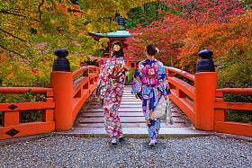 在传统的日本和服，走在京都，日本妇女