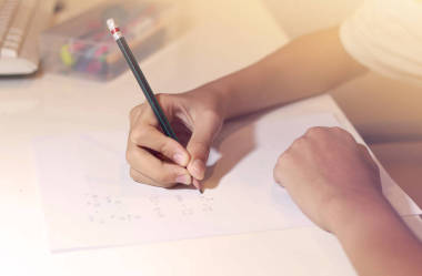 孩子寫作作業(yè)圖片