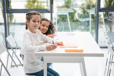 多民族女學(xué)生在教室