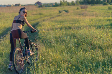 騎山地自行車在該字段中的女孩