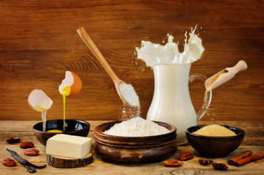 烘焙配料： 牛奶、 雞蛋、 糖、 黃油和飛行部分