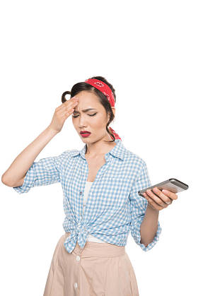 亚洲女人与智能手机和头痛图片