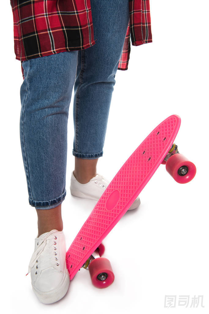 滑板的年輕女子照片