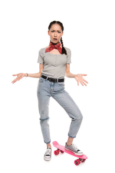 亞裔女子和滑板