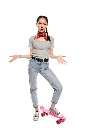 亚裔女子和滑板